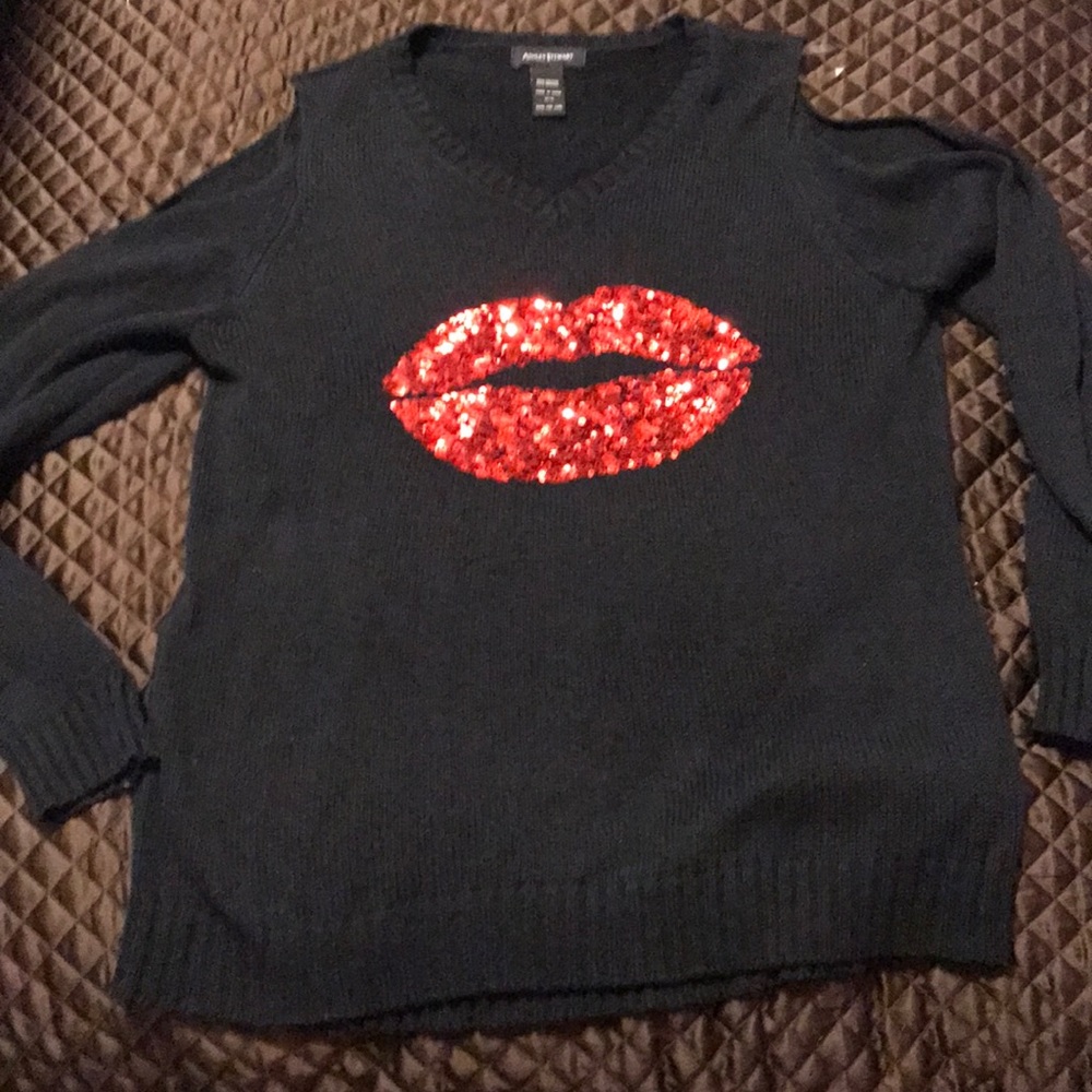Very cute cold shoulder sweater!